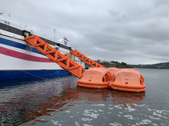 2 x 17m MES &amp; 1 Link liferaft